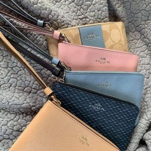 Coach wristlet. Going fast. Xposted.